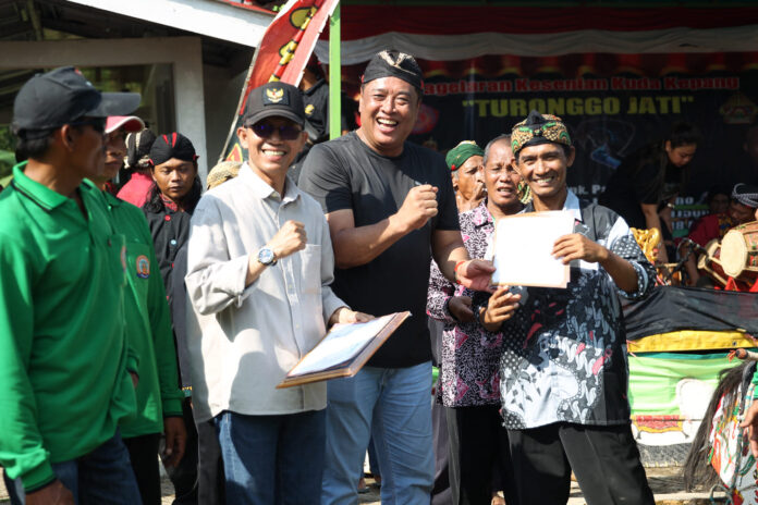 Wakil Walikota Batam Amsakar Ahmad (bertopi) menghadiri Batam Gunungan Festival 1 Pagelaran Seni Kuda Lumping dan Bazar UMKM-Kuliner di Taman Wisata Alam Muka Kuning, Tembesi Bengkel Batu Aji . (Foto : abyaqsa ramadan - batamtv.com)