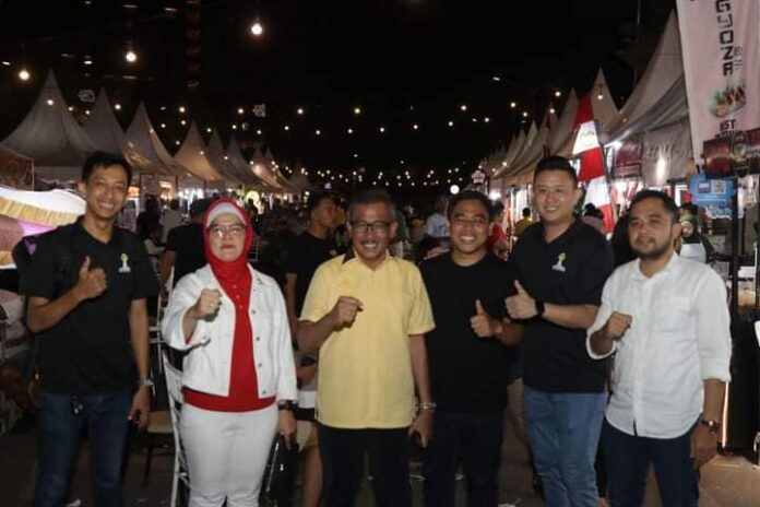 Puncak Acara HIPMI FEST 2023  berlangsung meriah, di Harbourbay Batuampar, Minggu (20/8/2023). Acara yang dilangsungkan bersempena HUT RI ke 78 .   ditutup langsung oleh Setdako Batam Jefridin Hamid. (baju kuning) (Foto : abyaqsa ramadan - batamtv.com)