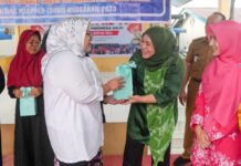 read news – Ibu Rumah Tangga di Tanjunguma Ikuti Pelatihan Tata Rias Ketua TP PKK Kota Batam Marlin Agustina Rudi saat memberikan cenderamata kepada warga peserta pelatihan di Lubukbaja , Selasa (22/8) pagi.. (Foto : muhammad amin - batamtv.com)