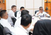 read news – Rapat Optimalisasi Pelayanan BLUD UPT Kota Batam Setdako Batam Jefridin (kanan, berkacamata) memimpin Rapat yang bertema Optimalisasi Pelayanan Badan Layanan Umum Daerah (BLUD) UPT Kota Batam di ruang rapat Sekretaris Daerah Kota Batam Lantai 2 Kantor Walikota, Rabu (23/08/2023). (Foto : muhammad amin - batamtv.com)