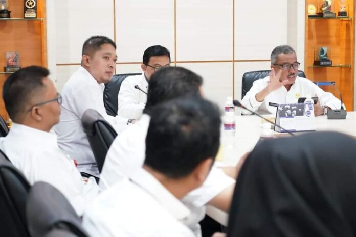 Setdako Batam Jefridin (kanan, berkacamata) memimpin Rapat yang bertema Optimalisasi Pelayanan Badan Layanan Umum Daerah (BLUD) UPT Kota Batam di ruang rapat Sekretaris Daerah Kota Batam Lantai 2 Kantor Walikota, Rabu (23/08/2023). (Foto : muhammad amin - batamtv.com)