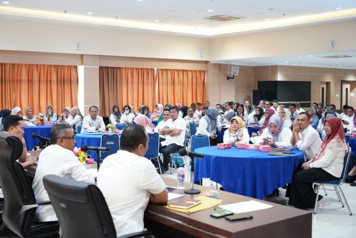 Setdako Batam Jefridin (pegang mix) saat memberikan sambutan dalam Acara Bimbingan Teknis (Bimtek) dan Diseminasi Kebijakan Aktual digelar di Aula Lantai 4 Kantor Walikota Batam, Rabu (30/8/2023). Selaku narasumber dalam bimtek, Direktorat Jendral Otonomi Daerah Kementerian Dalam Negeri RI, DR. Rozi Beni, MH, M.Si. (Foto : muhammad amin - batamtv.com)