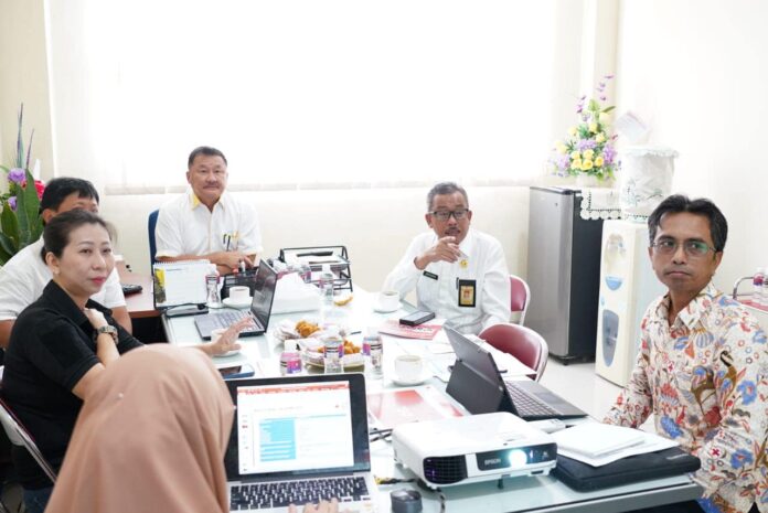 Setdako Batam Jefridin (kedua dari kanan) saat memimpin rapat PMI yang akan melakukan open donasi dan galang dana, Sabtu (26/8/2023) (Foto : muhammad amin - batamtv.com)