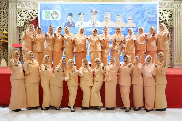 (Foto : muhammad amin - batamtv.com) Para Anggota Dharma Wanita Persatuan (DWP) Kota Batam dari berbagai unit dan dinas di Kota Batam mengikuti acara Silaturahmi bersama Wagub Kepri Marlin Agustina di Golden Prawn, Minggu (27/08/2023). (Foto : muhammad amin - batamtv.com)