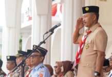 read news – Adi Prihantara Jadi Irup Peringatan Hari Pramuka ke-62 Ketua Kwartir Daerah Gerakan Pramuka Kepri, Adi Prihantara bertindak sebagai Inspektur Upacara pada Hari Pramuka ke-62 di Gedung Daerah, Tanjungpinang, Senin (14/08). (Foto : dwi susilo - batamtv.com)