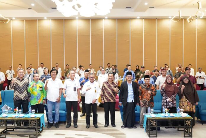 (Foto : muhammad amin - batamtv.com) Setdako Batam Jefridin (tengah baju putih) saat membuka Focus Group Discussion (FGD) Penyusunan Naskah Akademik Rancangan Peraturan Daerah (Ranperda) Tentang Pemakaman di Kota Batam digelar di Hotel Planet Holiday, Rabu (30/08/2023). (Foto : muhammad amin - batamtv.com)