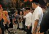 read news – KNPI Gelar Sharing Session Kemerdekaan di Hi Test Arena Jefridin Setdako Batam (baju putih berpeci hitam) , saat menghadiri Sharing Session Kemerdekaan diselenggarakan oleh DPD KNPI Kota Batam di Hitest Arena, Minggu (27/08/2023) dengan tema “Pemuda Terus Melaju Untuk Indonesia Maju”. (Foto : abyaqsa ramadan - batamtv.com)
