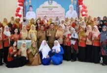 read news – Gubernur Ansar Salurkan Insentif ke 362 Guru TK, PAUD, dan RA di Natuna Gubernur Kepulauan Gubernur Kepulauan Riau H. Ansar Ahmad yang didampingi Ketua TP-PKK Provinsi Kepulauan Riau Hj. Dewi Kumalasari Ansar. saat menyerahkan insentif Guru TK, PAUD, RA dan Beasiswa Jenjang Pendidikan Tinggi di Kabupaten Natuna. (Foto : abdi perdana - batamtv.com) Riau H. Ansar Ahmad yang didampingi Ketua TP-PKK Provinsi Kepulauan Riau Hj. Dewi Kumalasari Ansar. saat menyerahkan insentif Guru TK, PAUD, RA dan Beasiswa Jenjang Pendidikan Tinggi di Kabupaten Natuna.