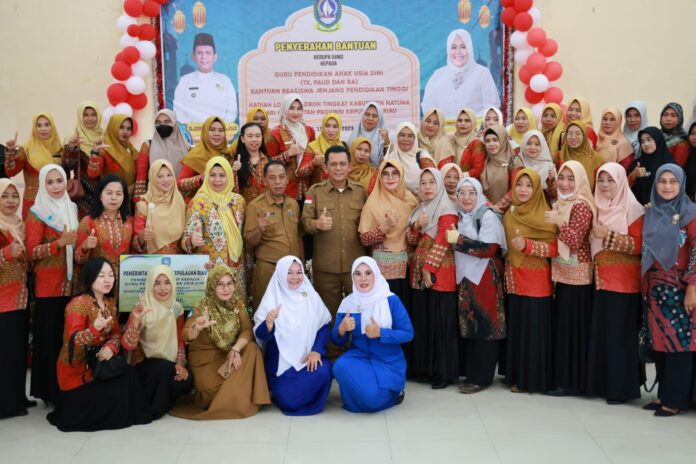 Gubernur Kepulauan Gubernur Kepulauan Riau H. Ansar Ahmad yang didampingi Ketua TP-PKK Provinsi Kepulauan Riau Hj. Dewi Kumalasari Ansar. saat menyerahkan insentif Guru TK, PAUD, RA dan Beasiswa Jenjang Pendidikan Tinggi di Kabupaten Natuna. (Foto : abdi perdana - batamtv.com) Riau H. Ansar Ahmad yang didampingi Ketua TP-PKK Provinsi Kepulauan Riau Hj. Dewi Kumalasari Ansar. saat menyerahkan insentif Guru TK, PAUD, RA dan Beasiswa Jenjang Pendidikan Tinggi di Kabupaten Natuna.