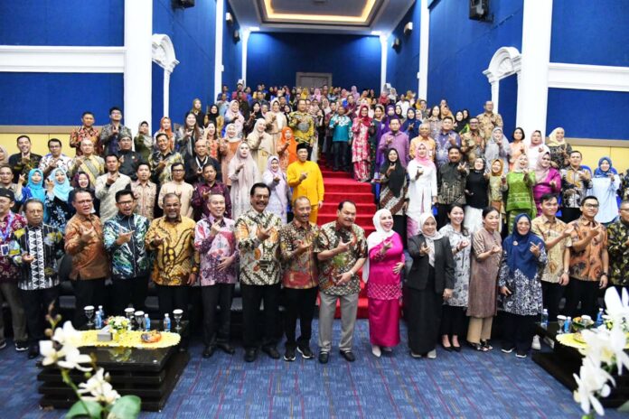 Sekdaprov Adi Prihantara (ketujuh dari kiri) menghadiri Pelantikan Rektor Universitas Batam (Uniba) bertempat di Rumengan Hall Uniba Batam, Jum'at (25/8). (Foto : muhammad amin - batamtv.com)