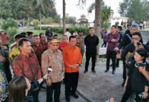 read news – Pembangunan Infrastruktur Digital di Kepri Bakal Ditingkatkan Gubernur Kepri Ansar Ahmad (baju orange) mendampingi Menteri Komunikasi dan Informatika Budi Arie Setiadi yang hadir di Puncak perayaan 90 tahun Hari Penyiaran Nasional (Hasiarnas) dilaksanakan di Lagoi Bay, Bintan, Kepulauan Riau, Sabtu (12/8/2023). (Foto abdi perdana - batamtv.com)