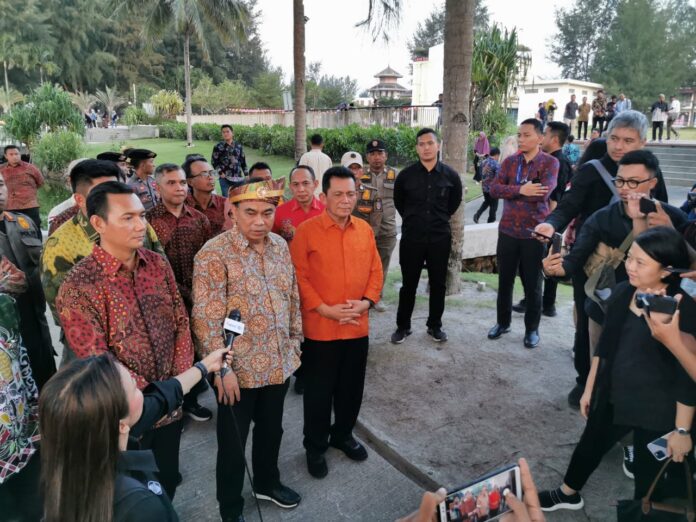 (Foto abdi perdana - batamtv.com) Gubernur Kepri Ansar Ahmad (baju orange) mendampingi Menteri Komunikasi dan Informatika Budi Arie Setiadi yang hadir di Puncak perayaan 90 tahun Hari Penyiaran Nasional (Hasiarnas) dilaksanakan di Lagoi Bay, Bintan, Kepulauan Riau, Sabtu (12/8/2023). (Foto abdi perdana - batamtv.com)