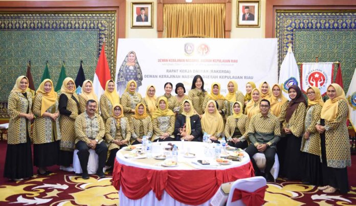 Ketua Dewan Kerajinan Nasional (Dekranasda) Provinsi Kepulauan Riau Hj. Dewi Kumalasari Ansar saat bersama peserta Rapat Kerja Daerah (Rakerda) Dekranasda Provinsi Kepri Tahun 2023 yang digelar di Gedung Daerah, Tanjungpinang, Jumat (4/8).  (Foto : dwi susilo - batamtv.com)