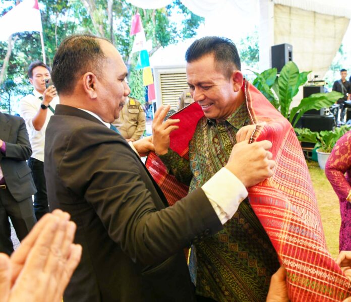 Panitia pesta ulang tahun memberikan cinderamata berupa Ulos kepada Gubernur Ansar (kanan) sebagai ungkapan terima kasih dan syukur atas kehadiran beliau dalam perayaan HUT ke-40 HKBP Rogate Kijang. (Foto : abdi perdana - batamtv.com)