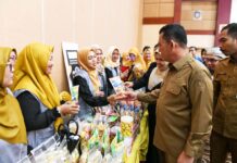 read news – AEC Community Perkuat Peran dan Kemampuan UMKM Gubernur Ansar Ahmad (kedua dari kanan) memberikan dukungan penuh kepada Al-Ahmadi Entrepreneurship Centre (AEC) sebagai wadah yang dapat membantu berkembangnya UMKM di Kepulauan Riau Gubernur Ansar menyampaikannya saat pengukuhan AEC Community se-Sumatera Senin, (28/08). (Foto : dwi susilo - batamtv.com)