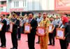 read news – 703 PPPK Tenaga Guru Terima SK dan NIP Gubernur Kepri Ansar Ahmad (kiri) menyerhakan SK kepada 703 orang telah memperoleh Penetapan Nomor Induk Pegawai Pemerintah dengan Perjanjian Kerja (NIPPPK) dari Badan Kepegawaian Negara Republik Indonesia, di Balairung Wan Sri Beni Dompak, Tanjungpinang, Selasa (22/08). (Foto : dwei susilo - batamtv.com)