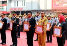 read news – 703 PPPK Tenaga Guru Terima SK dan NIP Gubernur Kepri Ansar Ahmad (kiri) menyerhakan SK kepada 703 orang telah memperoleh Penetapan Nomor Induk Pegawai Pemerintah dengan Perjanjian Kerja (NIPPPK) dari Badan Kepegawaian Negara Republik Indonesia, di Balairung Wan Sri Beni Dompak, Tanjungpinang, Selasa (22/08). (Foto : dwei susilo - batamtv.com)