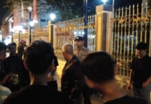 read news – Upaya Polisi Ciptakan Kondisi Aman dan Nyaman Jajaran Polsek Batamkota menggelar Operasi cipkon dengan menyisir beberapa tempat keramaian yang berada di wilayah hukum Polsek Batam Kota, pada Sabtu (12/08) sekira pukul 22.00 WIB. (Foto : muhammad amin - batamtv.com)