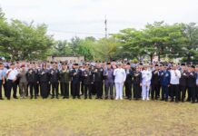 read news – Upacara Hari Lahir Kemenkumham Digelar di Kanwil Kumham Kepri Sekda Adi Prihantara hadir dalam Upacara Hari Lahir Kementrian Hukum dan HAM (HDKD) Ke-78 Tahun 2023 yang digelar di Lapangan Upacara Kantor Wilayah Kemenkumham Kepri Jl.Daeng Kamboja,Tanjungpinang, Senin (21/08) berpose bersama Kepala Kantor Wilayah Kemenkumham Kepri Saffar Muhammad Godam selaku Inspektur Upacara (Irup), (Foto: dwi susilo - batamtv.com)