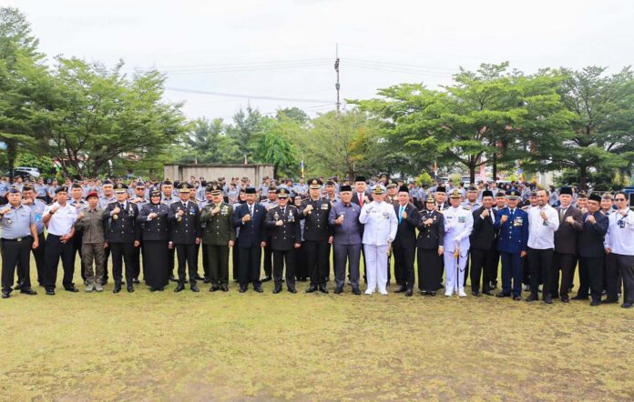 Sekda Adi Prihantara hadir dalam  Upacara Hari Lahir Kementrian Hukum dan HAM (HDKD) Ke-78 Tahun 2023 yang digelar  di Lapangan Upacara Kantor Wilayah Kemenkumham Kepri Jl.Daeng Kamboja,Tanjungpinang, Senin (21/08) berpose bersama Kepala Kantor Wilayah Kemenkumham Kepri Saffar Muhammad Godam selaku Inspektur Upacara (Irup), (Foto: dwi susilo - batamtv.com)