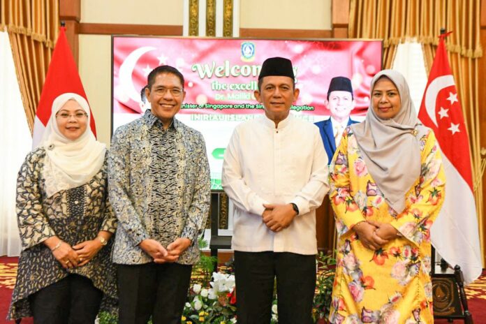 Gubernur Kepulauan Riau H. Ansar Ahmad (kanan) menyampaikan hal itu saat menerima kunjungan Minister in the Prime Minister's Office Singapura Mohamad Maliki Osman di Gedung Daerah, Tanjungpinang, Jum'at (11/08). (Foto : dwi susilo - batamtv.com)