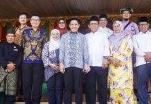 read news – Menteri Maliki Osman Berwisata Keliling Penyengat Gubernur Ansar (ketiga dari kanan) saat mengantar Menteri Singapura Maliki Osman keliling Pulau Penyengat . (Foto : dwi susilo - batamtv.com)