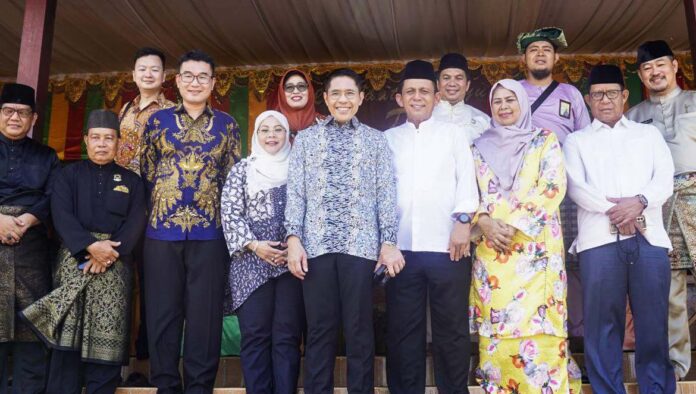 Gubernur Ansar (ketiga dari kanan) saat mengantar Menteri Singapura Maliki Osman keliling Pulau Penyengat . (Foto : dwi susilo - batamtv.com)