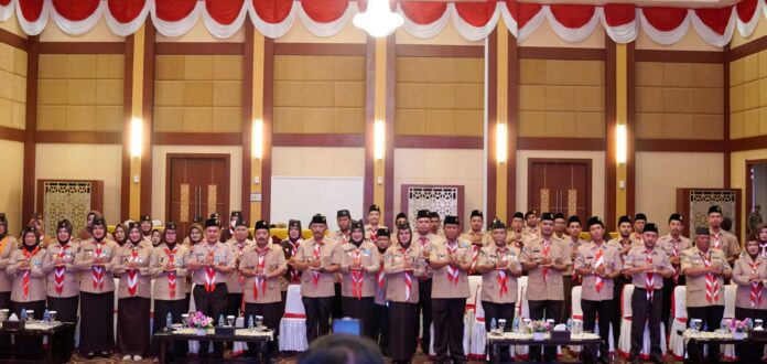Setdaprov Kepri Adi Prihantara  menyematkan Tanda Lencana Pancawarsa kepada 24 orang Kakak-kakak Kwarda Kepri yang telah mengabdi di Pramuka selama 5-20 tahun di Aula Wan Seri Beni Kantor Gubernur Kepri, Dompak, Ahad (13/8). (Foto : dwi susilo - batamtv)