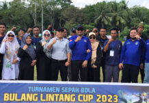 read news – Tengku Afrizal Dachlan Hadiri Pembukaan Turnamen Sepak Bola Bulang Lintang Cup Pertandingan sepak bola dalam ajang Turnamen Sepak Bola Bulang Lintang Cup 2023 digelar di lapangan sepak bola Bulang Lintang dimulai pada Sabtu (12/08). (Foto : abyaqsa ramadan - batmtv.com )