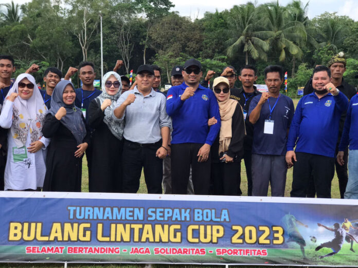 (Foto : abyaqsa ramadan - batmtv.com ) Pertandingan sepak bola dalam ajang Turnamen Sepak Bola Bulang Lintang Cup 2023 digelar di lapangan sepak bola Bulang Lintang dimulai pada Sabtu (12/08). (Foto : abyaqsa ramadan - batmtv.com )