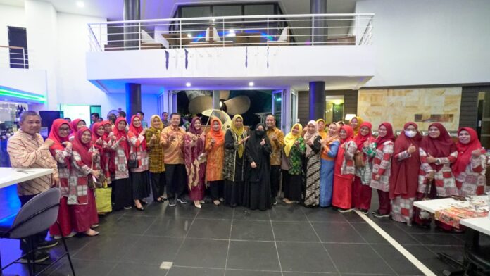 (Foto : abdi perdana 0- batamtv.com) Ketua TP PKK Sulawesi Selatan , Dewi Ansar menyambut kedatangan Gubernur Sulsesl serombongan . (Foto : abdi perdana 0- batamtv.com)