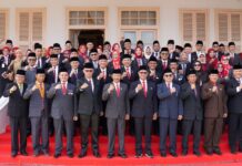 read news – Upacara Peringatan HUT ke-78 Kemerdekaan RI di Lingkungan Pemprov Kepri Sekdaprov Adi Prihantara saat usai menjadi Irup pada Pelaksanaan Upacara Bendera di Lingkungan Pemprov Kepri. (Foto : dwi susilo - batamtv.com -) -