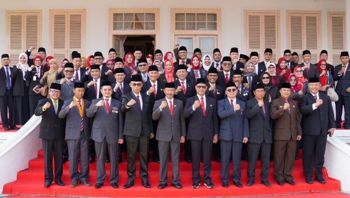 Sekdaprov Adi Prihantara saat usai menjadi Irup pada Pelaksanaan Upacara Bendera di Lingkungan Pemprov Kepri. (Foto : dwi susilo - batamtv.com -) -