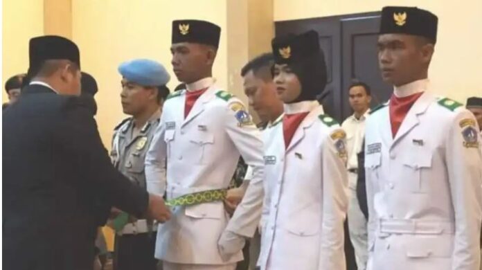 28 pelajar terbaik SLTA/Sederajat se Kabupaten Bintan dikukuhkan oleh  Bupati Bintan Roby Kurniawan mengibarkan bendera merah putih di Hari Ulang Tahun Kemerdekaan RI. Acara berlangsung Rabu (16/8/2023) di Gedung Convention Hall Bhadra. (Foto : abdi perdana - batamtv.com)