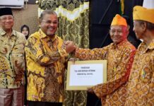 read news – Ramah Tamah Veteran Bertemu Paskibraka Karimun Bupati Karimun, Aunur Rafiq saat menyerahkan penghargaan ke salah satu veteran di Kaimun . (Foto : abdi perdana - batamtv.com)