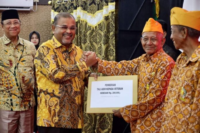 Bupati Karimun, Aunur Rafiq saat menyerahkan penghargaan ke salah satu veteran di Kaimun . (Foto : abdi perdana - batamtv.com)