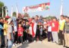 read news – Karimun Gelar Jalan Santai dan Pesta Rakyat Sekretaris Daerah Kabupaten Karimun (Sekda) Dr.Muhammad Firmansyah M.Si membuka langsung pesta rakyat yang diselenggarakan di berbagai tempat di Kabupaten Karimun, diantaranya yaitu lapangan Volly Amelia Baran II, lapangan sepakbola Kp sidodadi Bukit Tembak, dan Kelurahan Tanjung Balai, Kabupaten Karimun, Minggu (20/08/2023). (Foto : abdi perdana - batamtv.com)