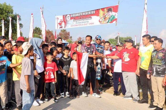 Sekretaris Daerah Kabupaten Karimun (Sekda) Dr.Muhammad Firmansyah M.Si membuka langsung pesta rakyat  yang diselenggarakan di berbagai tempat di Kabupaten Karimun, diantaranya yaitu lapangan Volly Amelia Baran II, lapangan sepakbola Kp sidodadi Bukit Tembak, dan Kelurahan Tanjung Balai,  Kabupaten Karimun, Minggu (20/08/2023). (Foto : abdi perdana - batamtv.com)