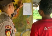 read news – Pamflet Larangan Bakar Hutan di Karimun Disebar Guna mengantisipasi terjadinya kebakaran hutan dan lahan di wilayah Kabupaten Karimun, Bhabinkamtibmas gencar lakukan sosialisasi dan pemasangan brosur tentang larangan membakar lahan, perkebunan dan hutan, Rabu (02/08/2023). (Foto : abdi perdana - batamtv.com)