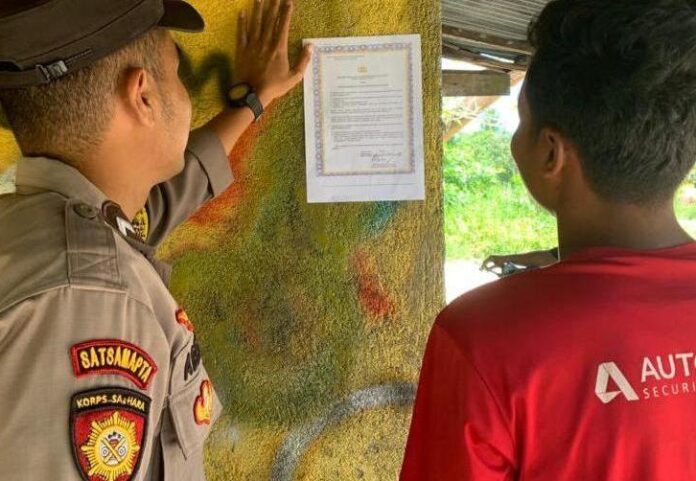 Guna mengantisipasi terjadinya kebakaran hutan dan lahan di wilayah Kabupaten Karimun,   Bhabinkamtibmas gencar lakukan sosialisasi dan pemasangan brosur tentang larangan membakar lahan, perkebunan dan hutan, Rabu (02/08/2023). (Foto : abdi perdana - batamtv.com)