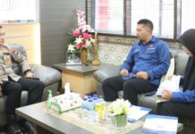 read news – Ombudsman Laksanakan Penilaian di Polres Karimun Tim perwakilan Ombudsman RI Provinsi Kepulauan Riau hadir di Mako Polres Karimun. Rabu (02/8/2023). Dua perwakilan Ombudsman Kepri, Arif Budiman dan Armidiana disambut langsung oleh Kapolres Karimun AKBP Ryky W. Muharam. (kiri) (Foto : abdi perdana - batamtv.com)