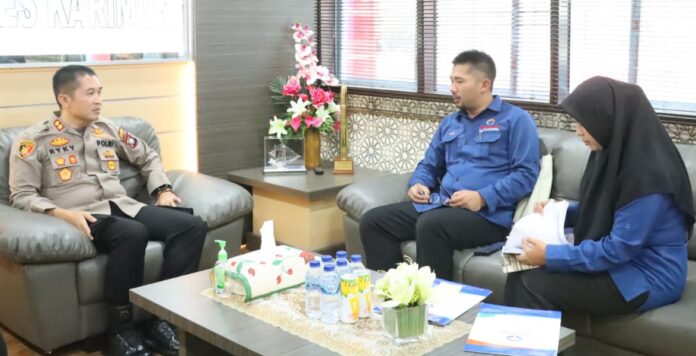Tim perwakilan Ombudsman RI Provinsi Kepulauan Riau  hadir di  Mako Polres Karimun. Rabu (02/8/2023). Dua perwakilan Ombudsman Kepri,  Arif Budiman dan  Armidiana disambut langsung oleh Kapolres Karimun AKBP Ryky W. Muharam. (kiri) (Foto : abdi perdana - batamtv.com)