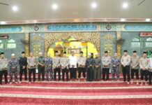read news – Sholat Subuh Berjamaah Perwira TNI dan Polri di Karimun Sholat subuh berjamaah bersama TNI-Polri di Masjid Baitul Karim Kecamatan Karimun, Kamis (03/08/2023) diikuti oleh Kapolres Karimun AKBP Ryky W. Muharam, S.H., S.I.K. berserta PJU Polres Karimun, Perwira Rohani Letda Laut (P) Jhon Heri, Babinsa Kec. Karimun Sertu Mujaid, personel Polres Karimun dan Polsek jajaran. (Foto : abdi perdana - batamtv.com)