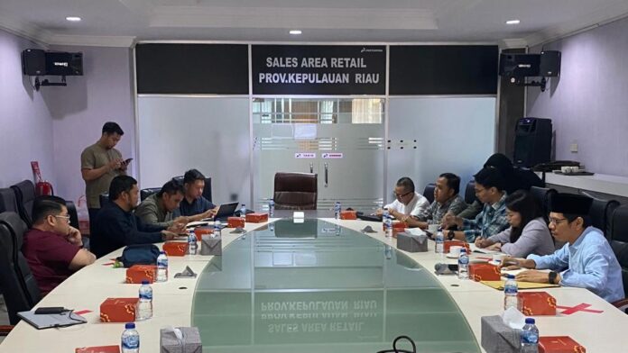  Rapat  digesa Disperindag Kabupaten Karimun berlangsung Jumat 04/08/2023 membahas kesiapan Energi di Kabupaten Karimun untuk Bahan Bakar Minyak (BBM) dan Gas LPG 3 Kg. (Foto : abdi perdana - batamtv.com)