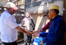 read news – Korban Puting Beliung di Karimun Dapat Bantuan Bupati Karimun Dr H Aunur Rafiq S.Sos M.Si menyambangi rumahnya rusak akibat musibah angin puting beliung, Minggu 06/08/2023 siang. Bupati didampingi langsung oleh Kepala Dinas PUPR Karimun, Ketua Baznas Karimun, Camat Meral dan Lurah Baran Barat. (Foto : abadi perdana - batamtv.com)