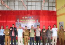 read news – Kampung Bebas Narkoba Upaya Tangkal Kejahatan Narkotika dan Obat-obatan Terlarang Kapolres Karimun Karimun AKBP Ryky W. Muharam, S.H., S.I.K. yang diwakili Wakapolres Karimun Kompol Herie Pramono, S.H., S.I.K., M.H., bersama Sekda Kab. Karimun Dr. Muhd. Firmansyah, M.Si,saat meresmikan kampung bebas narkoba di Kel. Harjosari, Kecamatan Tebing Kabupaten Karimun. Selasa (08/08/2023). (Foto : abdi perdana - batamtv.com )