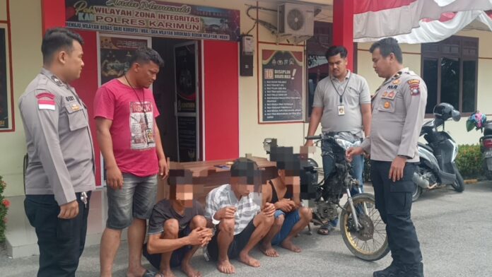 (Foto : abdi perdana - batamtv.com) Tiga pelakju curat ini diamankan polisi setelah beraksi di Tebing Karimun . (Foto : abdi perdana - batamtv.com)