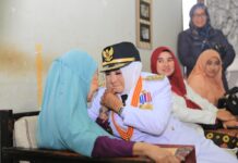 read news – Walikota Tanjungpinang Rahma Sapa Warga Veteran Walikota Tanjungpinang Hj Rahma saat mengunjungi salah seorang veteran di Kota Tanjungpinang. (Foto : dwi susilo - batamtv.com)