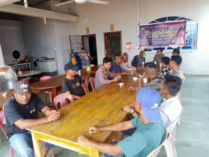 Kapolsek Moro yang diwakili Kasium Aiptu R. Manurung  beserta personil kembali mendengar keluh kesah masyarakat melalui kegiatan Jumat curhat dengan masyarakat Kelurahan Moro, Kecamatan Moro, jumat 18/08/2023. (Foto : abdi perdana - batamtv.com)