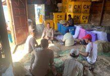 read news – Kapolsek Moro Ingatkan Kembali Potensi Bahaya Cuaca Ekstrem Kapolsek Moro Rizal Rahim SH (gunakan seragam polisi) beserta personil pun mendengar keluh kesah masyarakat melalui kegiatan Jumat curhat dengan nasyarakat nelayan Kel. Moro, Kecamatan Moro, yang berlangsung Jumat 25/08/2023. (Foto : abdi perdana - batamtv.com)